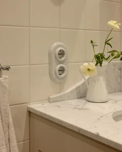 Eluttag dubbelt vitt porslin - Fontini infällt