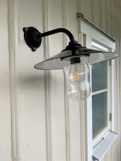 Utomhuslampa - Stallampa 90° kort, svart skärm