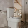 WC - Riviera golvstående toalett, P-lås med sits & kromdetaljer