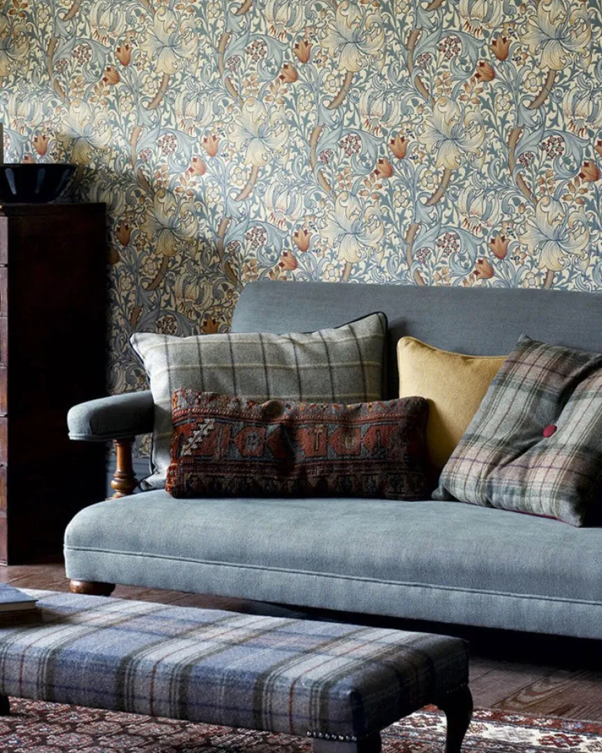 William Morris & Co. Tapet - Golden Lily Green/Red