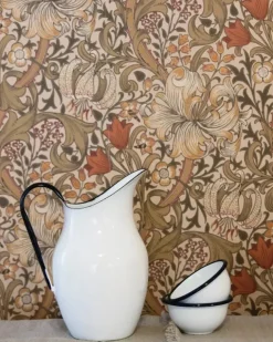 William Morris & Co. Tapet - Golden Lily Biscuit/Brick